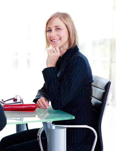 Geschäftsfrau sitzt in einem Meeting — Stockfoto