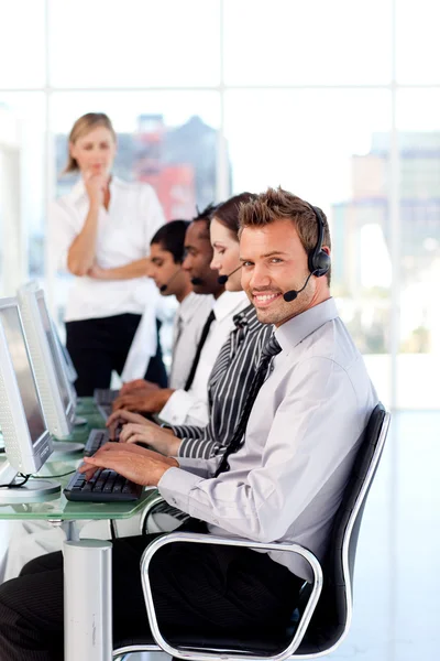 Smiling female leader managingher team in a call center — Stock Photo, Image