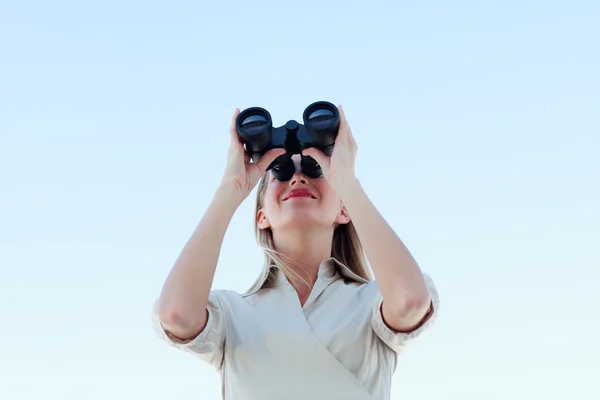 Mujer de negocios mirando a través de prismáticos —  Fotos de Stock