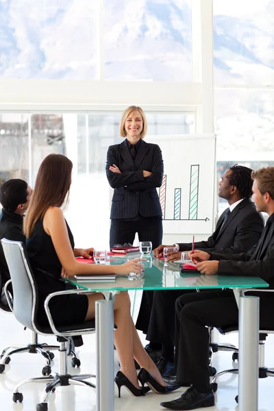 Selbstbewusste Geschäftsfrau lächelt bei einem Meeting in die Kamera — Stockfoto