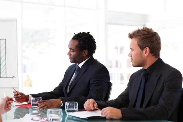 Hommes d'affaires assis dans une réunion — Photo