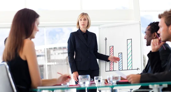 Affärskvinna rapportering till försäljningssiffror till hennes team — Stockfoto