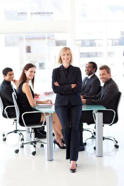 Business team sorride alla telecamera in una riunione — Foto Stock