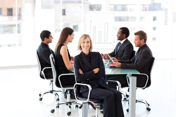 Cofident podnikatelka sedí s rukama foded na setkání — Stock fotografie