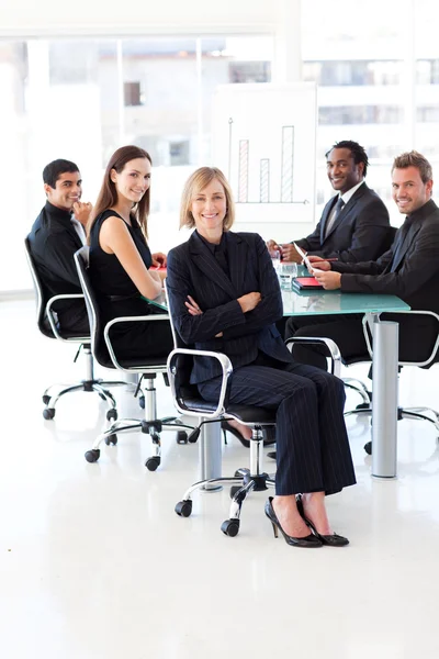 Gruppo di lavoro sorridente seduto in una presentazione — Foto Stock