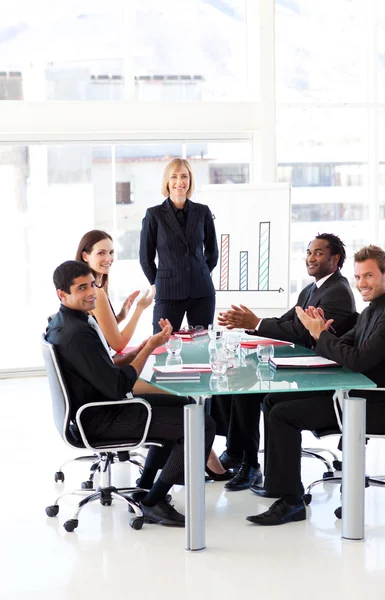 Businesspeople clapping in a presentation — Stock Photo, Image
