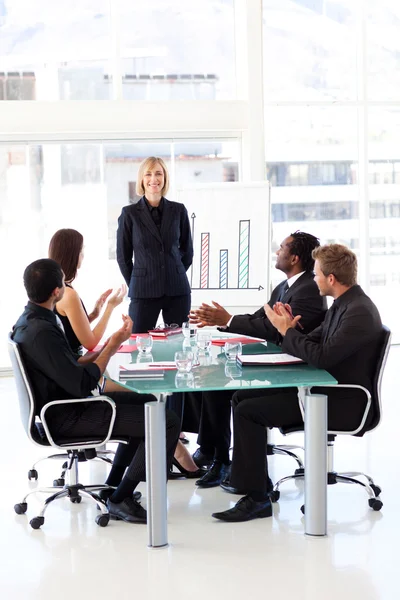 Företagare som klappar i ett möte — Stockfoto
