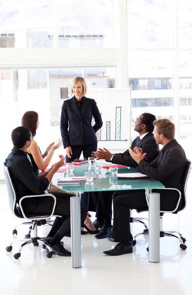 Affari che applaudono il loro manager — Foto Stock