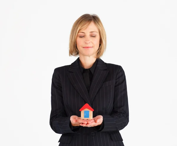 Välklädda mogen kvinna drömmer om nytt hus — Stockfoto