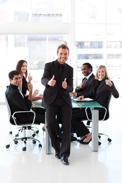 Empresário com polegares para cima em uma reunião — Fotografia de Stock