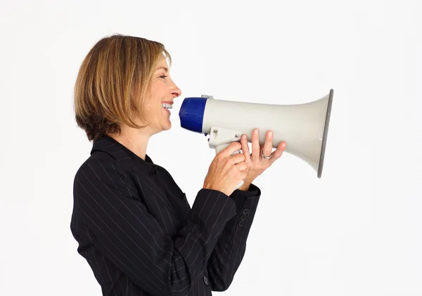 Perfil de uma mulher de negócios falando através de um megafone — Fotografia de Stock