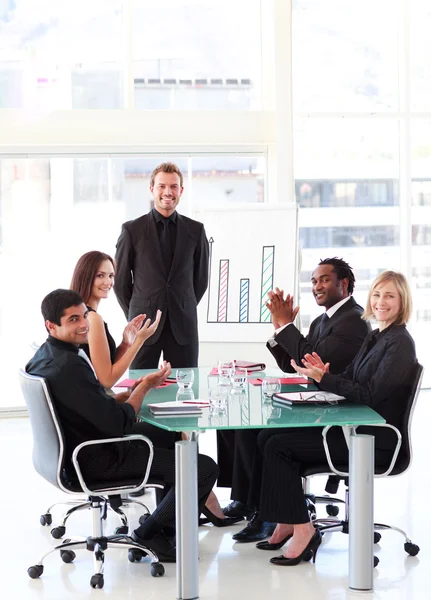 Business applåderar en kollega i en presentation — Stockfoto