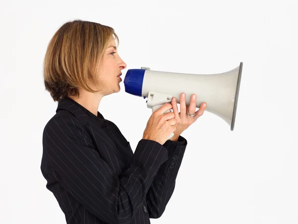 Perfil de uma mulher de negócios gritando através de um megafone — Fotografia de Stock