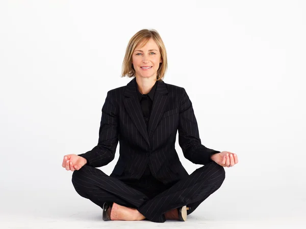 Donna d'affari che fa esercizi di yoga — Foto Stock