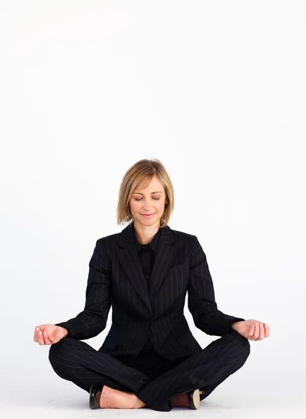 Бізнес-леді робить йогу з копіювальним простором — стокове фото