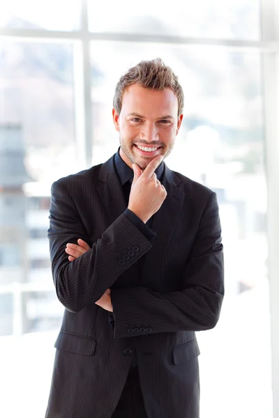 Atraktivní podnikatel se usmívá na kameru — Stock fotografie