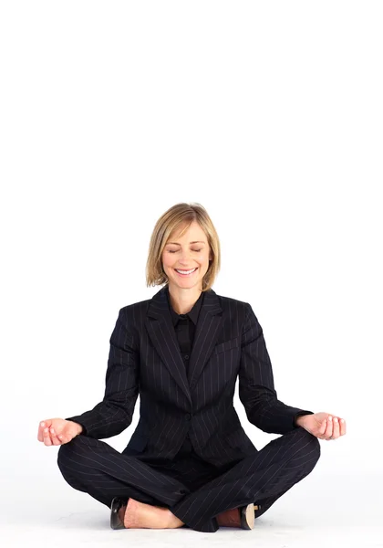 Femme d'affaires mature faisant des exercices de méditation — Photo