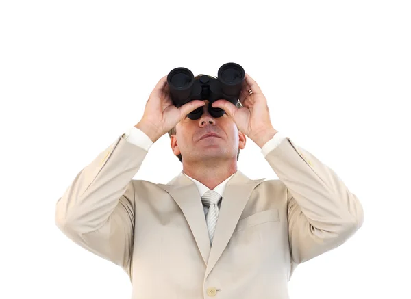 Empresário confiante olhando através de binóculos — Fotografia de Stock