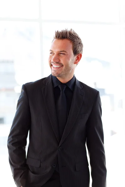 Sonriente hombre de negocios guapo en la oficina —  Fotos de Stock