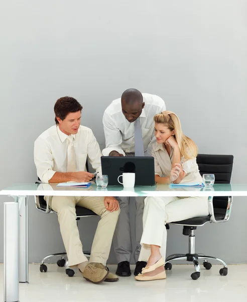 Business samtala på ett kontor — Stockfoto