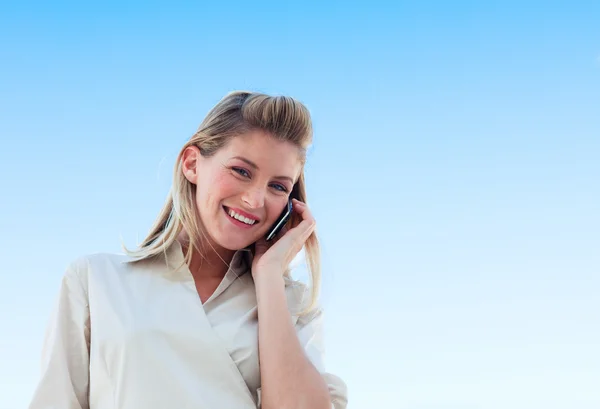 Mooi meisje spreken op telefoon — Stockfoto