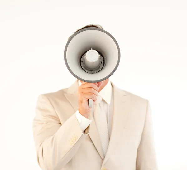 Homem de negócios caucasiano usando um megafone — Fotografia de Stock
