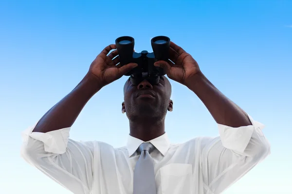 Podnikatel se dívá dalekohledem — Stock fotografie