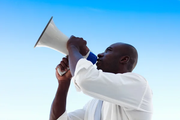 Empresário gritando em um megafone — Fotografia de Stock