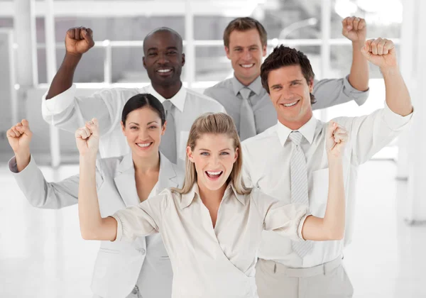 Business team ler och håller upp tummen till kamera — Stockfoto