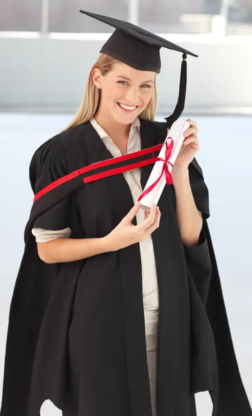 Γυναίκα που είναι χαμογελώντας σε την αποφοίτηση — Φωτογραφία Αρχείου