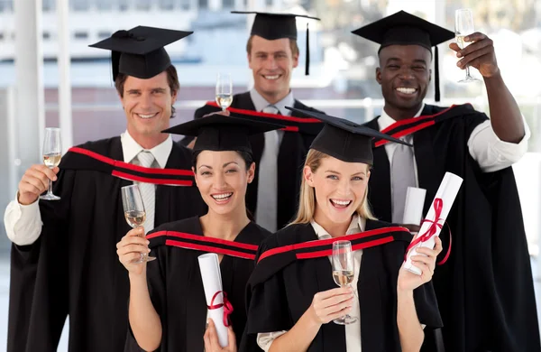 Groep zijn afstuderen aan college — Stockfoto