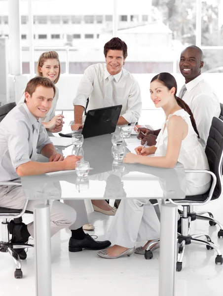 Giovane Multi Culutre Business Team al lavoro — Foto Stock