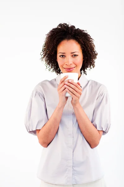 Attraktive Frau trinkt eine Tasse Kaffee — Stockfoto