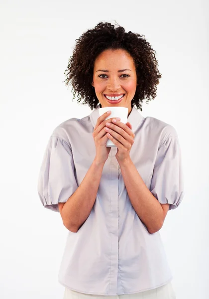 Усміхнена жінка п'є чашку кави — стокове фото
