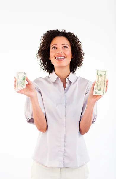 Улыбающаяся деловая женщина держит в руках доллары и смотрит вверх — стоковое фото