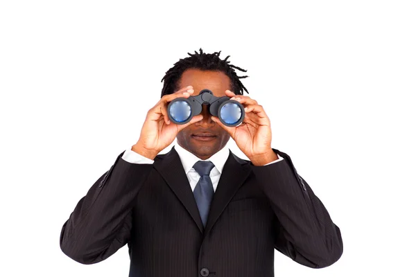 双眼鏡を上向きに保持しているハンサムなアフリカ系アメリカ人実業家 — ストック写真