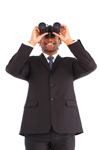Hombre de negocios afroamericano guapo sosteniendo binoculares hacia arriba —  Fotos de Stock