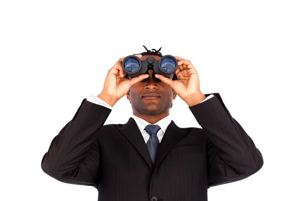 Hombre de negocios afroamericano guapo sosteniendo binoculares hacia arriba —  Fotos de Stock