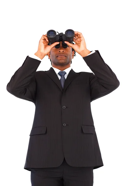 Gerente de negocios afroamericano serio usando prismáticos — Foto de Stock