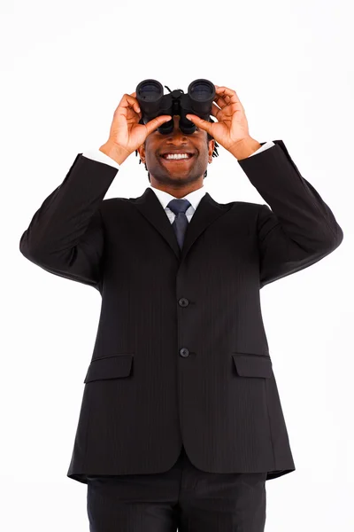 Uomo d'affari sorridente che guarda attraverso il binocolo — Foto Stock