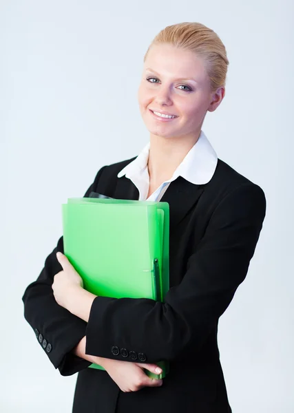Mujer de negocios de pie sosteniendo una carpeta Imagen De Stock