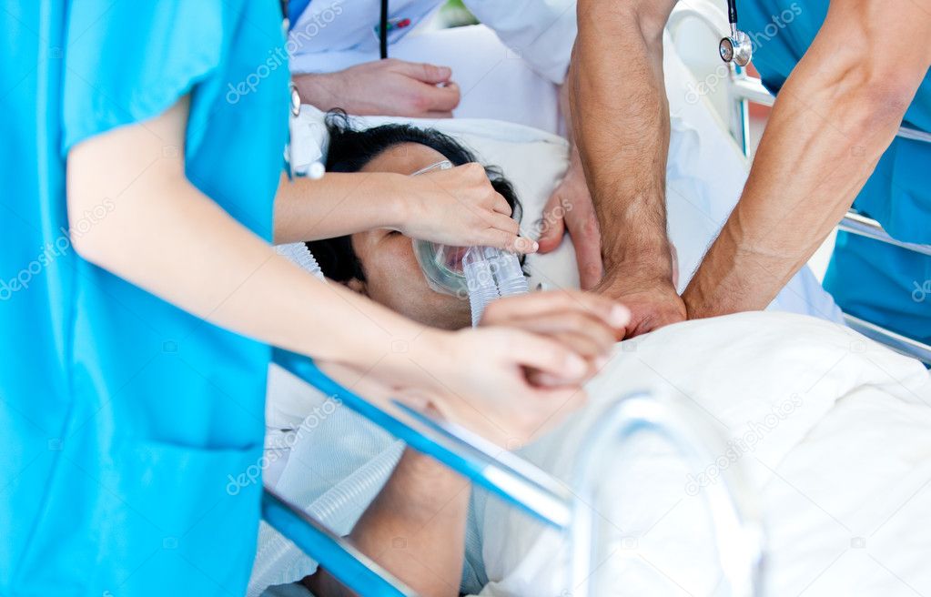 Socios mÃ©dicos tratando de reanimar a un paciente â€”  Fotos de Stock