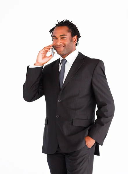 Дружелюбный бизнесмен разговаривает по телефону — стоковое фото