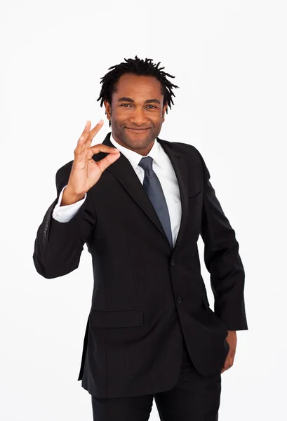Uomo d'affari afro-americano che mostra un segno positivo — Foto Stock