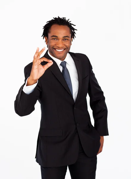 Empresário afro-americano amigável mostrando sinal ok — Fotografia de Stock