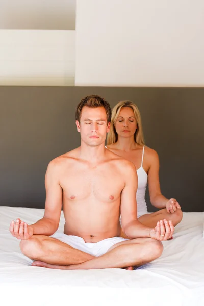 Couple doing exercises on bed with copy-space — Stock Photo, Image