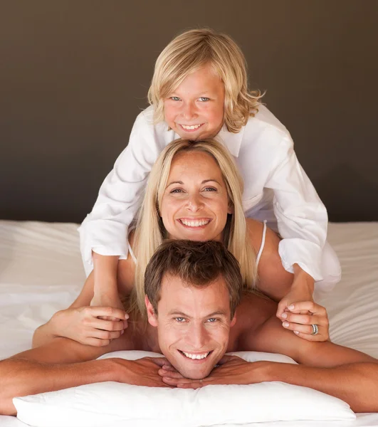 Mutlu anne ve çocuk yatakta eğleniyor portre — Stok fotoğraf