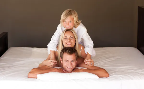Χαριτωμένο Μικρό Αγόρι Και Γονείς Του Διασκεδάζοντας Ξαπλωμένη Στο Κρεβάτι — Φωτογραφία Αρχείου