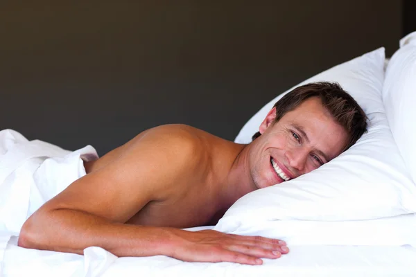 Schöner Junge ruht sich im Bett aus — Stockfoto