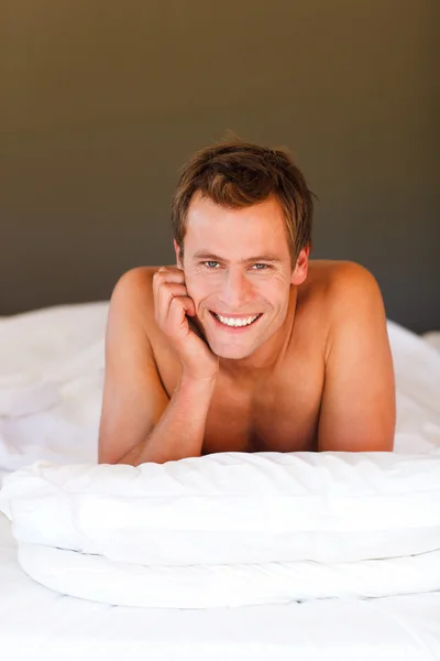 Knappe jongen in bed met copyspace — Stockfoto